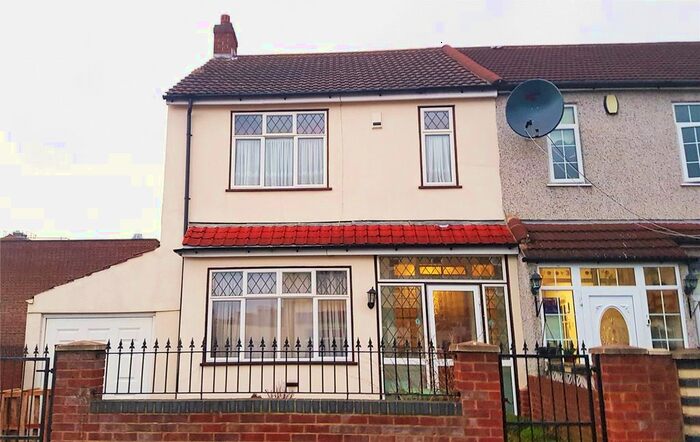 3 Bedroom Semi-Detached House To Rent In Deepdene Road, Welling, Kent, DA16