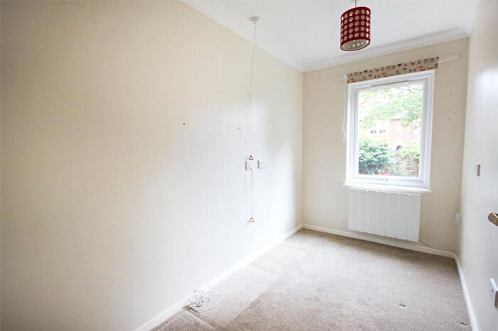 2 Bedroom Apartment For Sale In Warwick Avenue, Bedford, Bedfordshire, MK40