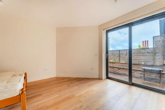 1 Bedroom Flat To Rent In Cowthorpe Road, Nine Elms, London, SW8