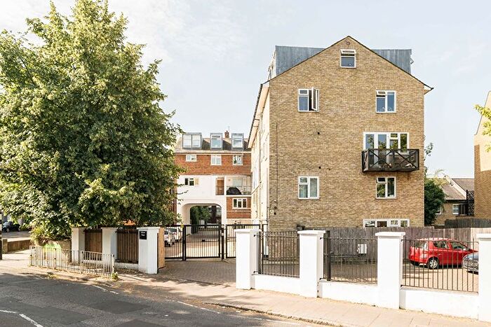 3 Bedroom Flat To Rent In Leigham Court Road, Streatham Hill, SW16