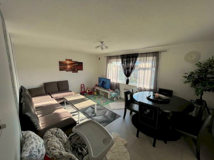 2 Bedroom Flat To Rent In Egmont Road, Walton-on-Thames, KT12