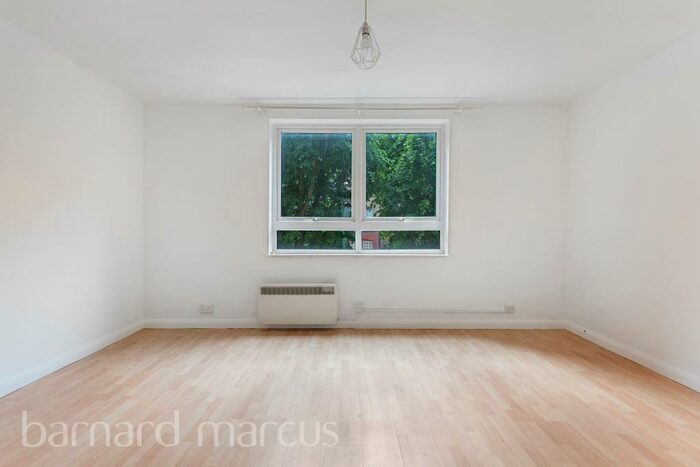 Flat To Rent In Altyre Road, Croydon, CR0