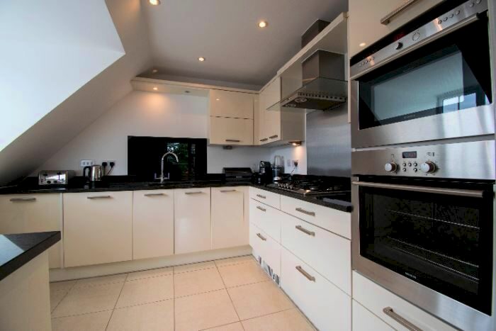 2 Bedroom Flat To Rent In Station Road, Beaconsfield HP9