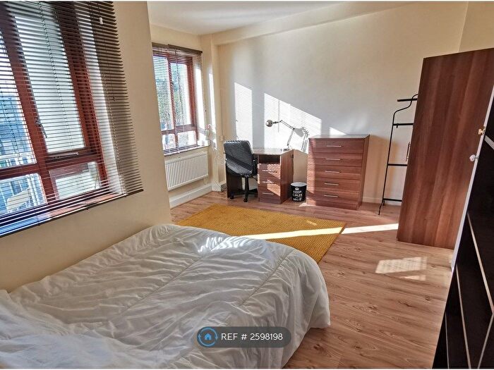 2 Bedroom Flat To Rent In Riverside, London, WC1H