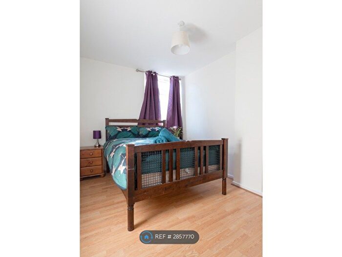 3 Bedroom Maisonette To Rent In Clevedon Court, London, SW11