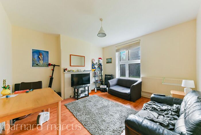 3 Bedroom Flat To Rent In Union Grove, London, SW8