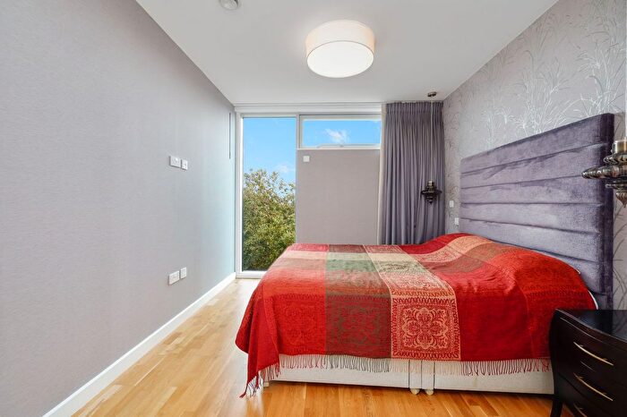 2 Bedroom Flat To Rent In Colonial Drive, London, W4