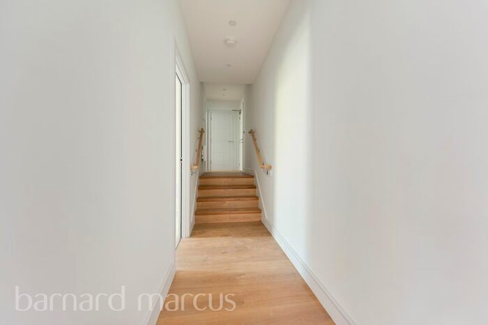 3 Bedroom Flat To Rent In A High Street, Sutton, SM1