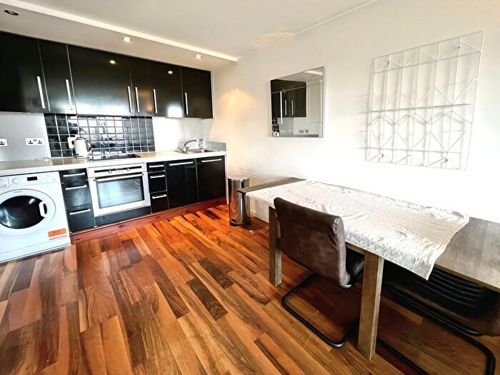 2 Bedroom Flat To Rent In Riverside Way, Leeds, West Yorkshire, LS1