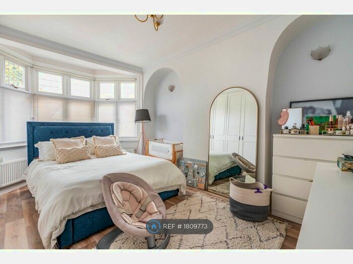 4 Bedroom Semi-Detached House To Rent In Meadowcroft Road, London, N13