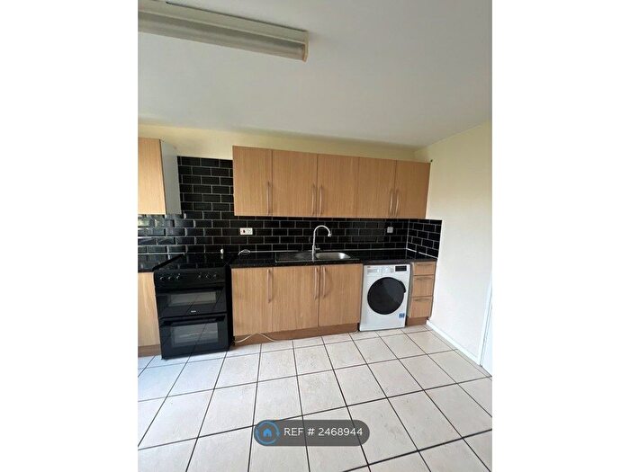 3 Bedroom Flat To Rent In Laxley Close, London, SE5