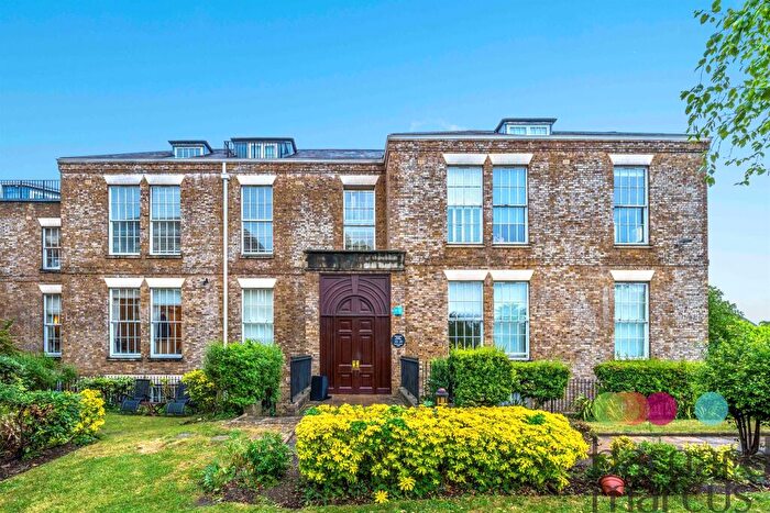 2 Bedroom Flat For Sale In Royal Drive, London, N11