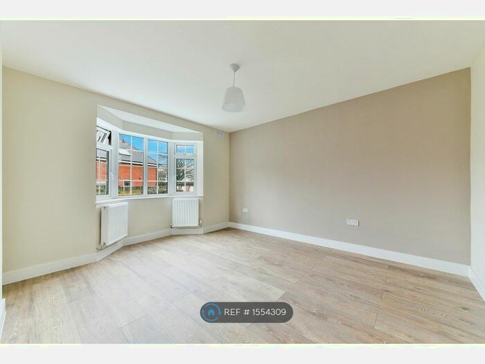 2 Bedroom Flat To Rent In Okehampton Close, London, N12