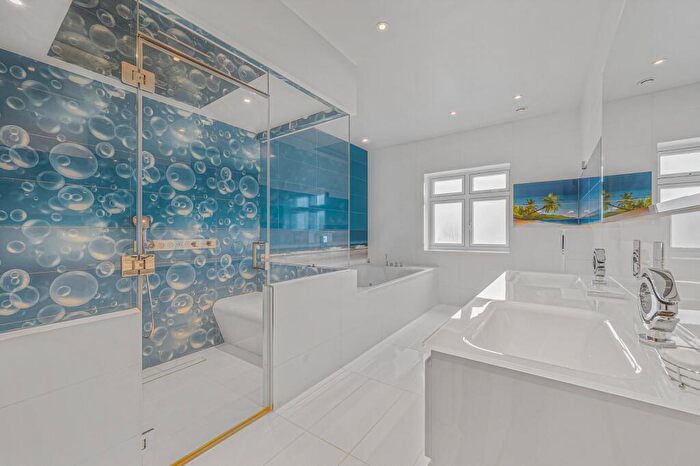 5 Bedroom Detached House For Sale In Rowdon Avenue, London, NW10