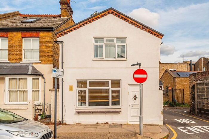 3 Bedroom Detached House For Sale In Thornbury Road, Isleworth, TW7