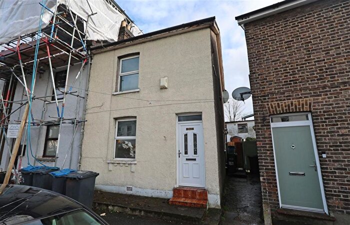 3 Bedroom Semi-Detached House To Rent In Bynes Road, South Croydon, CR2