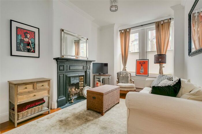 2 Bedroom Flat To Rent In Tremadoc Road, London, SW4