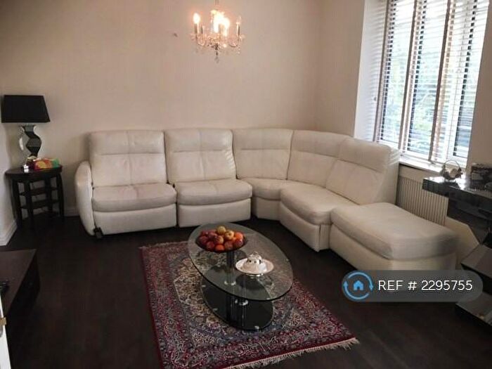 3 Bedroom Flat To Rent In Heathway Court, London, NW3