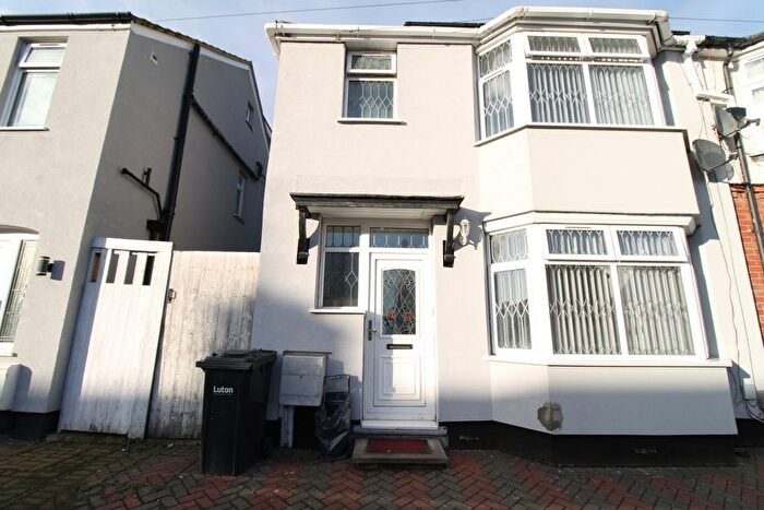 Semi Detached House To Rent In Ascot Road, Luton, LU3