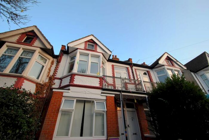 2 Bedroom Flat To Rent In Oakleigh Park Drive, Leigh-On-Sea SS9