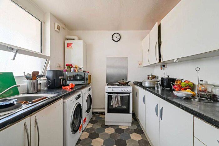 3 Bedroom Maisonette For Sale In Strafford Street, Isle Of Dogs, London, E14