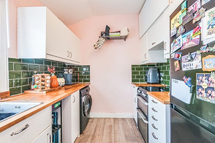 1 Bedroom Flat For Sale In Beach Avenue, Leigh-On-Sea, SS9