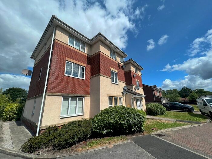 2 Bedroom Flat To Rent In Lawndale Close, Radcliffe, Manchester, M26