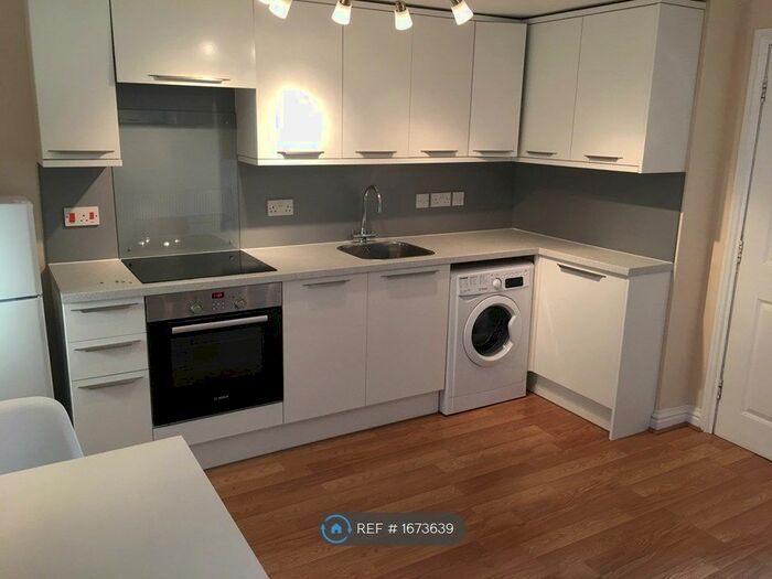 1 Bedroom Flat To Rent In South Street, Pennington, Lymington, SO41