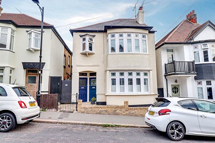 3 Bedroom Maisonette For Sale In Beach Avenue, Leigh-On-Sea, SS9