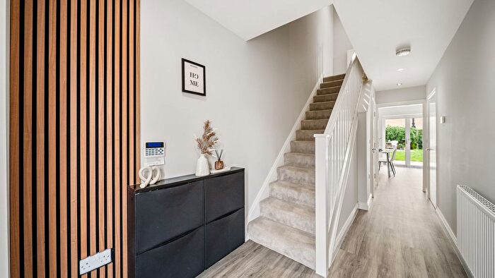 3 Bedroom End Of Terrace House For Sale In Hawkshead Road, Glossop, SK13
