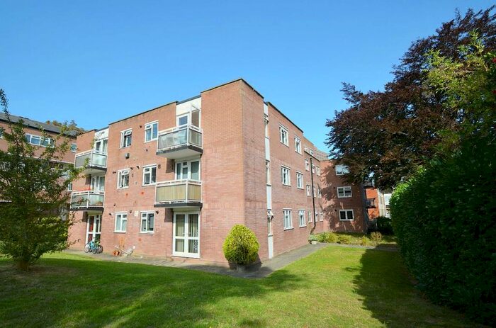 2 Bedroom Flat To Rent In Cedar Gardens, South Sutton, Surrey, SM2