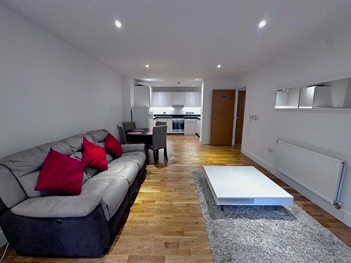 3 Bedroom Flat To Rent In High Street, Hounslow, TW3