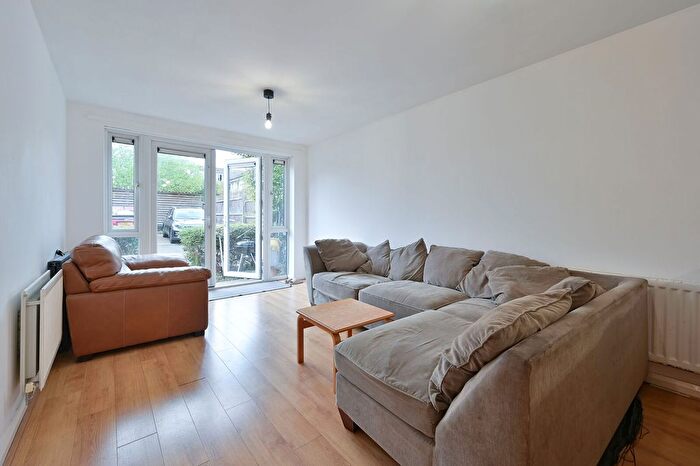 2 Bedroom Flat For Sale In Royal Court, Watford, WD18