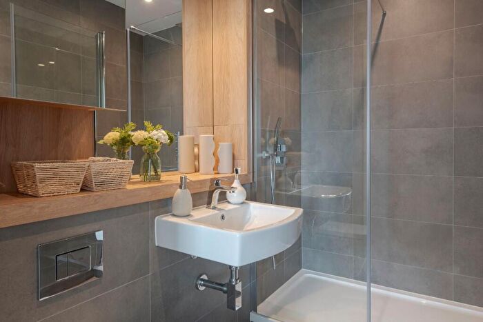 1 Bedroom Flat To Rent In Moat Street, London, SW11