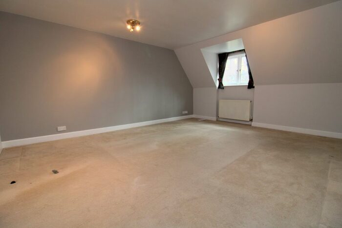 2 Bedroom Flat To Rent In Heathview Court, Corringham Way, Golders Green, NW11