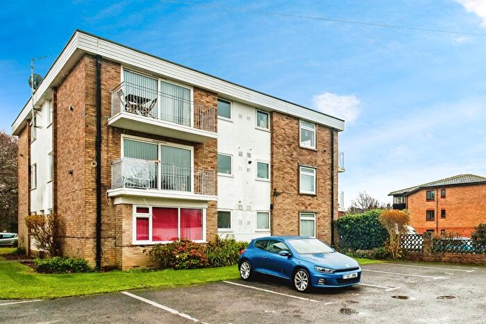 1 Bedroom Flat For Sale In Fitzalan Road, Littlehampton, BN17