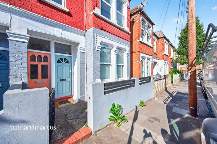 3 Bedroom Maisonette For Sale In Woodbury Street, London, SW17