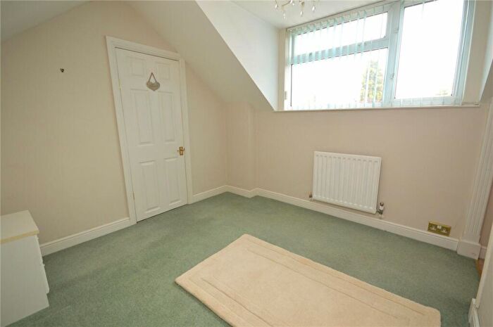 2 Bedroom Bungalow For Sale In Emerald Road, Luton, Bedfordshire, LU4