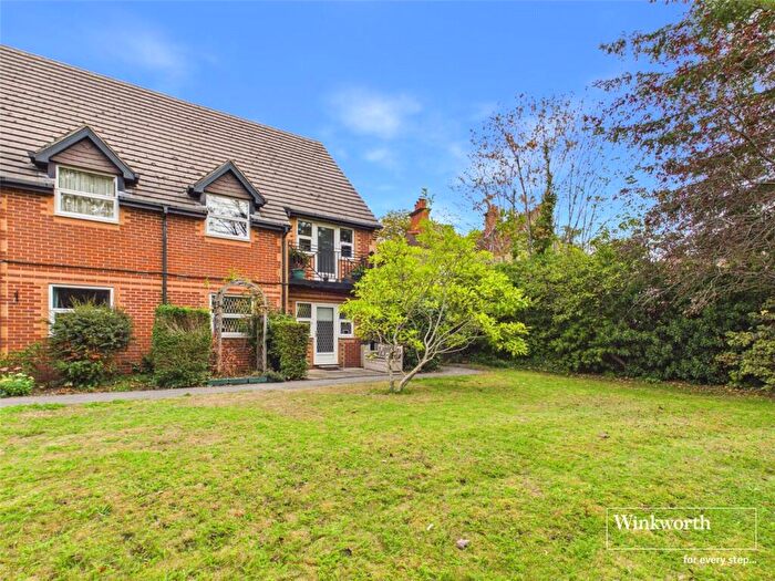 2 Bedroom Apartment For Sale In Northcourt Avenue, Reading, Berkshire, RG2