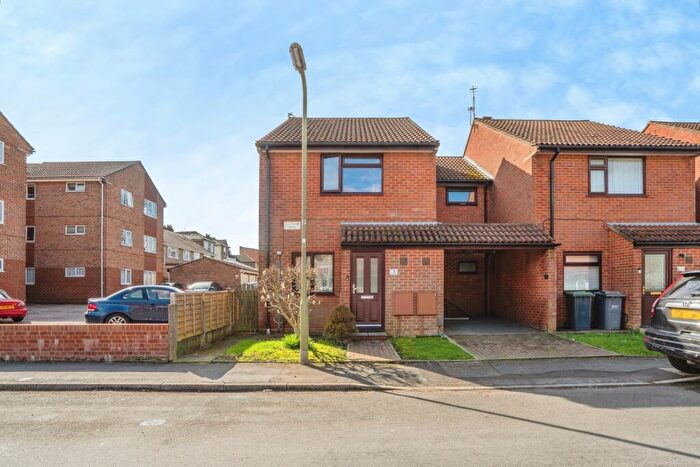 2 Bedroom Flat For Sale In Jubilee Road, Waterlooville, Hampshire, PO7