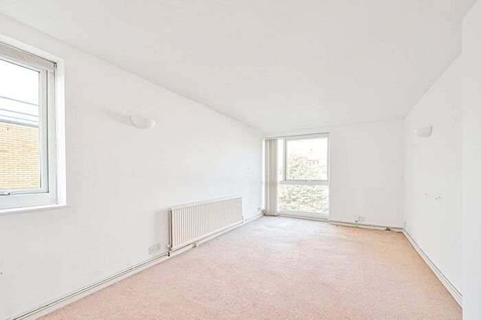 2 Bedroom Flat For Sale In Duncan Court, North Finchley, London, N12