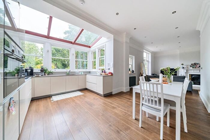 3 Bedroom Flat To Rent In Richmond, Surrey, TW10