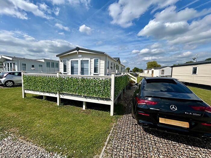 2 Bedroom Park Home For Sale In Essex Road, Hoddesdon, EN11