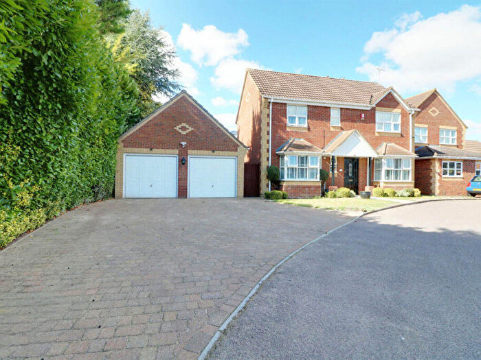 4 Bedroom Detached House For Sale In Old Dairy Court, Dunstable, LU5
