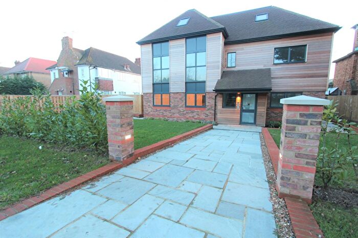 2 Bedroom Flat To Rent In Bramley Road, Oakwood, N14