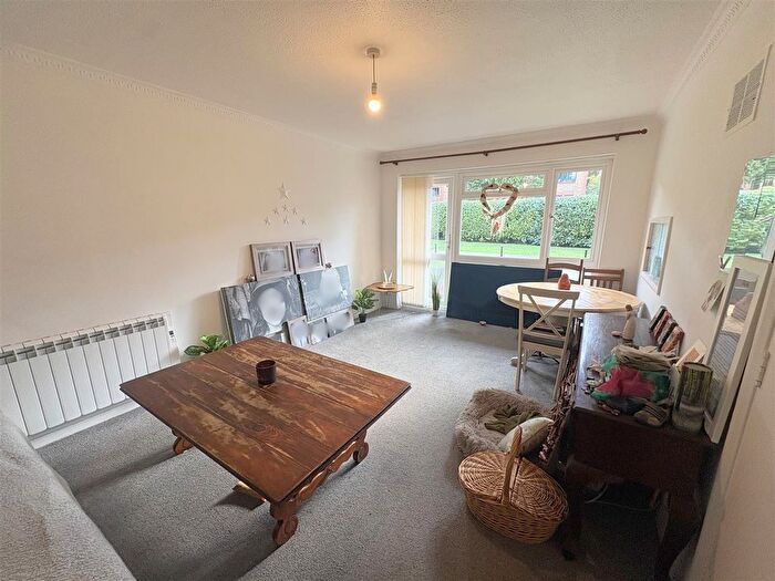 1 Bedroom Flat For Sale In Holly Court, Worcester Road, South Sutton, SM2
