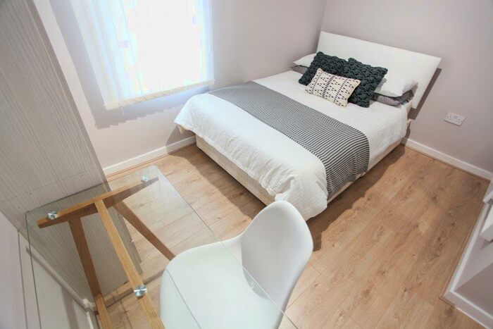 2 Bedroom Flat To Rent In Fell Street, L7