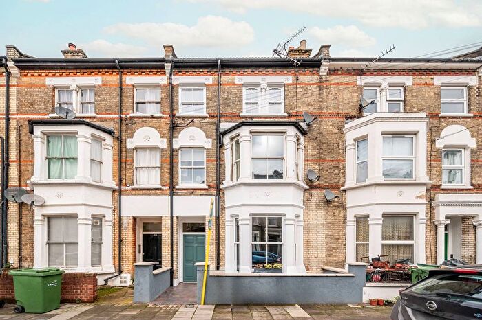2 Bedroom Flat To Rent In Sandmere Road, Clapham, London, SW4