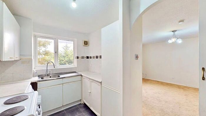 2 Bedroom Flat For Sale In Chartwell Close, Greenford, UB6