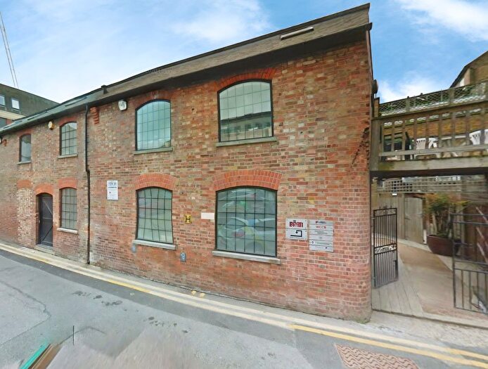 2 Bedroom Flat To Rent In Cedar House, The Parade, High Street, Watford, WD17
